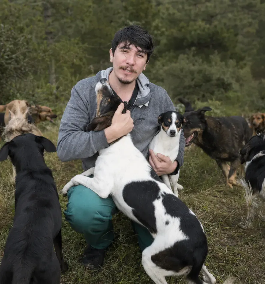 Caio Protetor com um cão resgatado no colo